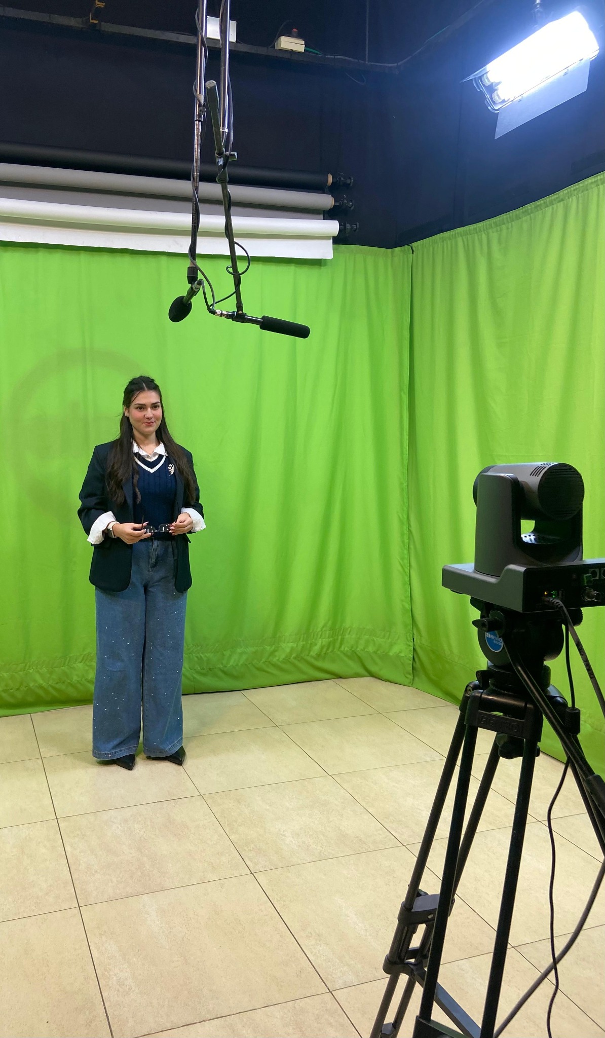 Priscila en estudio audiovisual con cámara, iluminación y croma